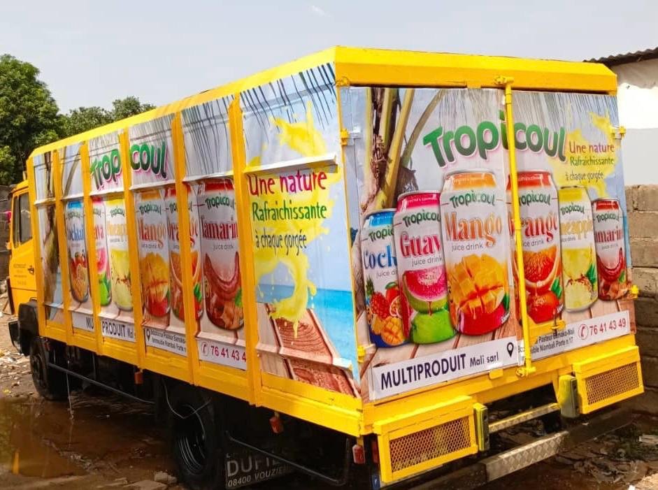 Camion de livraison Tropicoul aux couleurs des différents parfums de la marque.