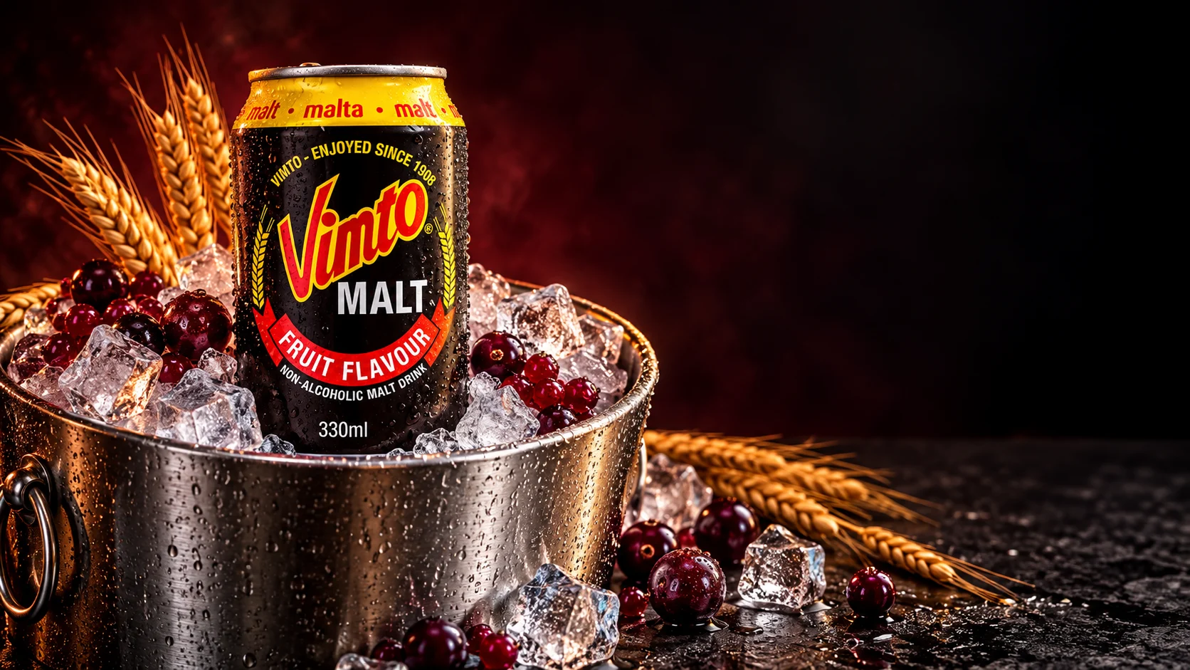 Canette Vimto Malt dans un seau à glace avec des baies rouges et des épis de blé.